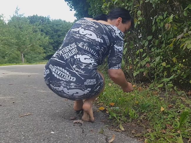 YvetteXtreme Porno Video: Barfuß am Parkplatz