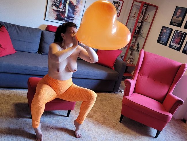 YvetteXtreme Porno Video: bl*w to Pop - s*xy Outfit